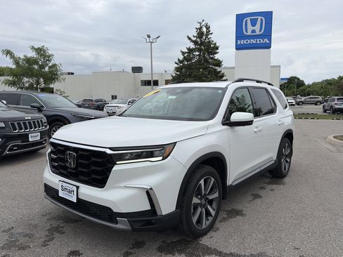 Used 2025 Honda Pilot Elite image 1