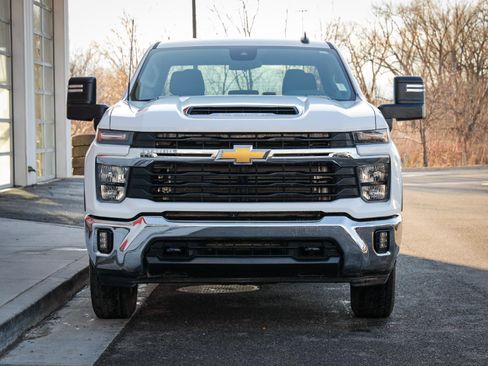 Used 2024 Chevrolet Silverado 2500 LT w/ Convenience Package image 9