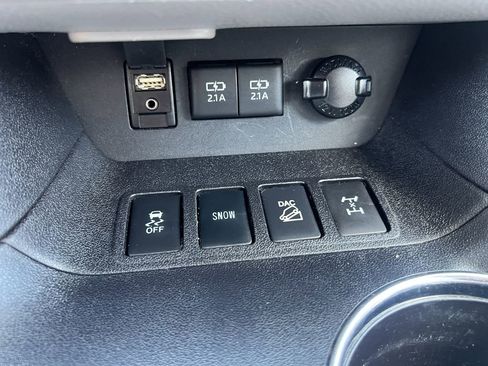 Used 2017 Toyota Highlander LE image 7