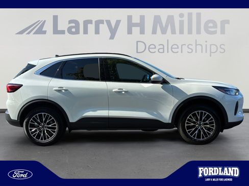 Used 2025 Ford Escape SE FWD image 6