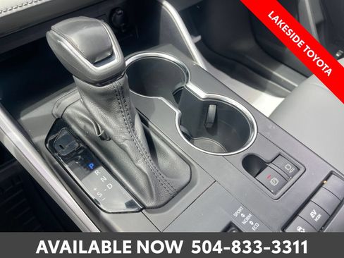 Used 2022 Toyota Highlander XLE FWD image 32