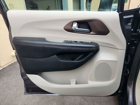 Used 2018 Chrysler Pacifica Touring Plus FWD image 19