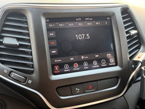 Used 2019 Jeep Cherokee Trailhawk AWD/4WD image 22