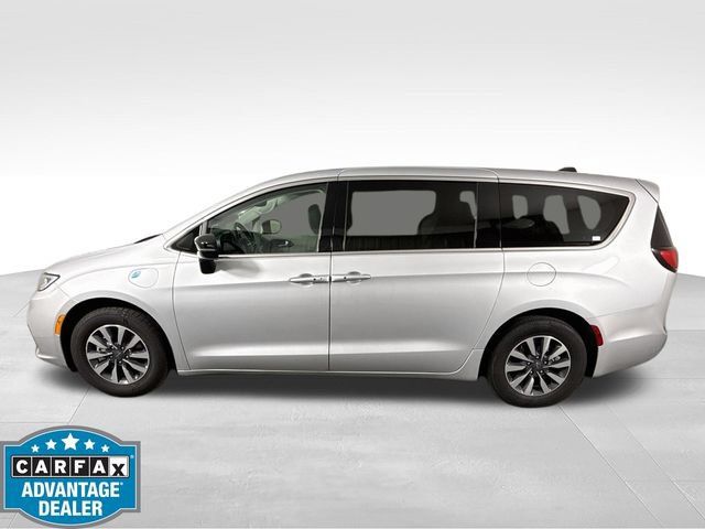 Used 2024 Chrysler Pacifica Limited FWD image 4
