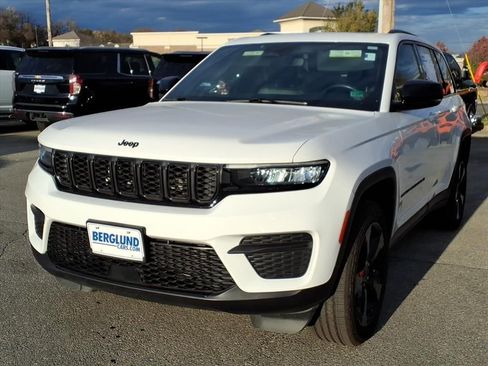 Used 2023 Jeep Grand Cherokee Limited w/ Luxury Tech Group II image 9