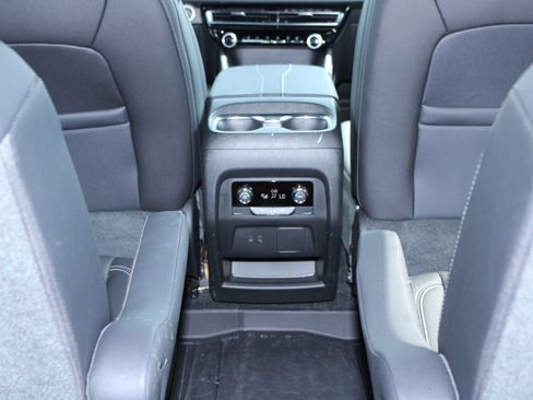 Used 2025 Chevrolet Traverse LT FWD image 13