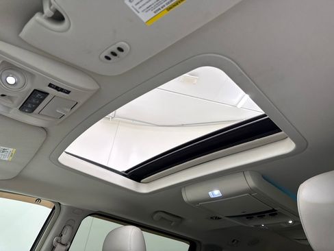 Used 2010 Chrysler Town & Country Limited w/ Entertainment Group #3 image 22