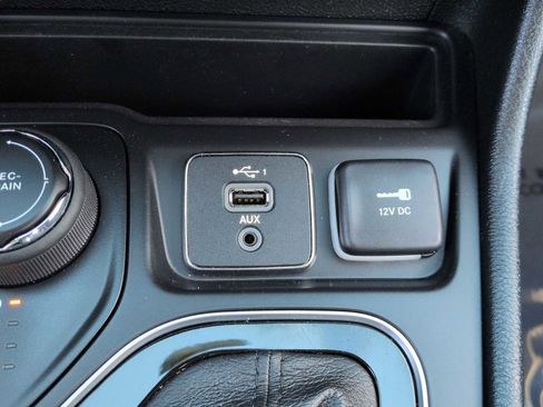 Used 2023 Jeep Cherokee Altitude Lux image 32