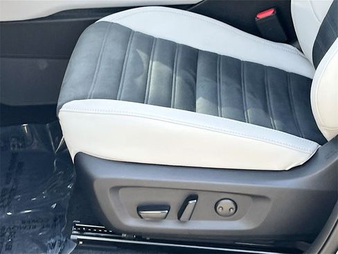 New 2025 Mitsubishi Outlander SE image 19