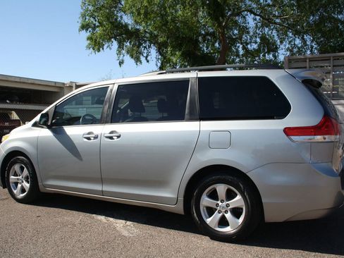 Used 2014 Toyota Sienna LE image 27