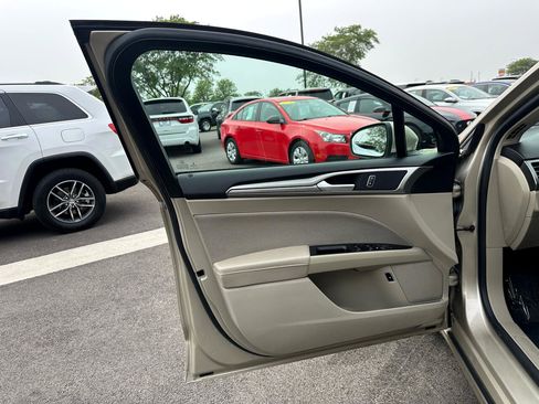 Used 2019 Ford Fusion SE image 12