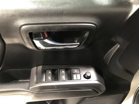 Used 2022 Toyota Tacoma TRD Sport image 19