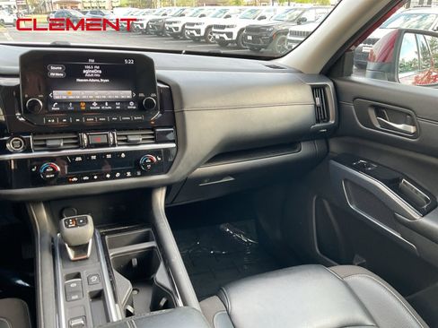Used 2024 Nissan Pathfinder SL FWD image 18
