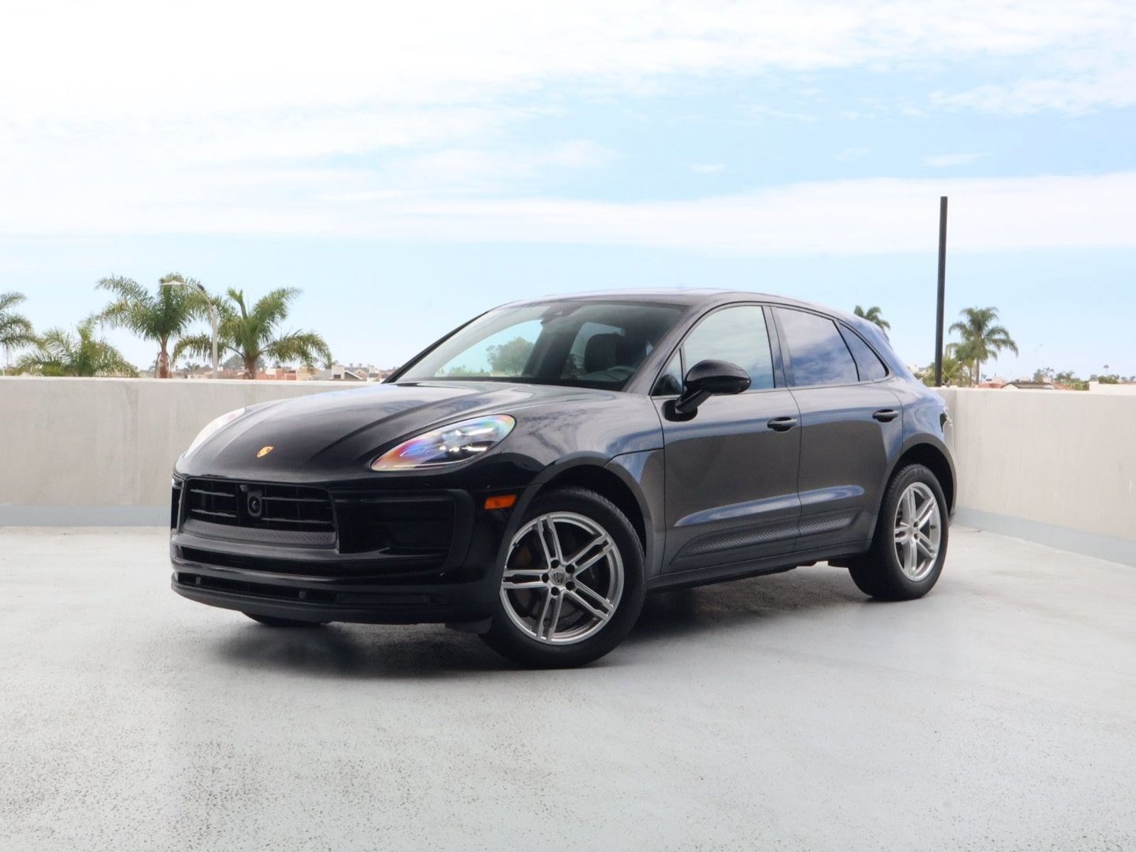 Certified 2025 Porsche Macan w/ Premium Package Plus AWD/4WD image 1