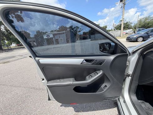 Used 2011 Volkswagen Jetta SEL FWD image 14