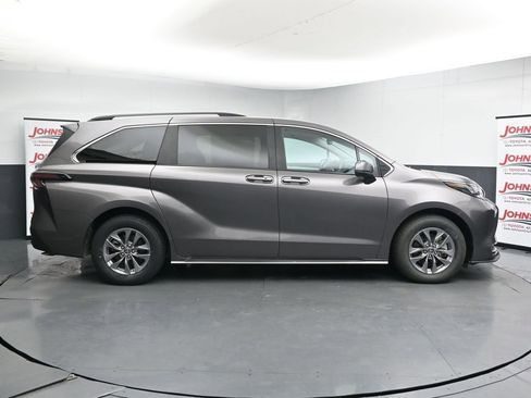 Used 2024 Toyota Sienna XLE FWD image 9