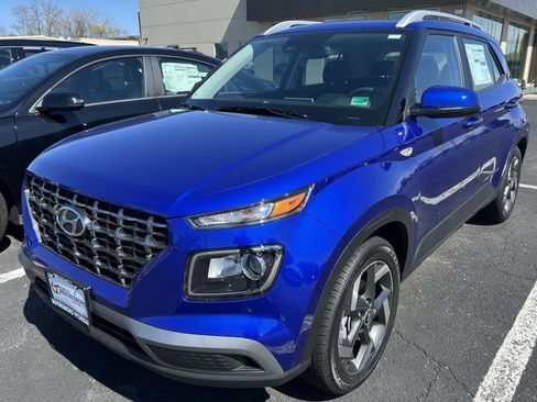 Used 2025 Hyundai Venue SEL FWD image 1