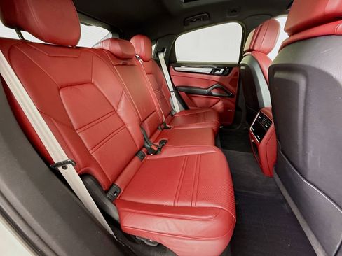 Certified 2023 Porsche Cayenne Platinum Edition image 31