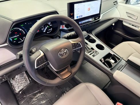 Used 2025 Toyota Sienna XLE w/ XLE Plus Package FWD image 7