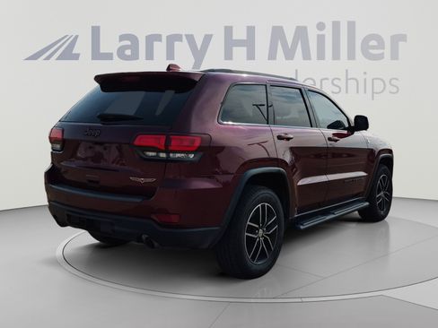 Used 2017 Jeep Grand Cherokee Trailhawk w/ Trailhawk Luxury Group AWD/4WD image 5