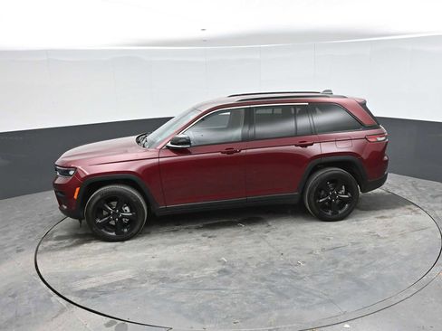 Used 2022 Jeep Grand Cherokee Altitude AWD/4WD image 32