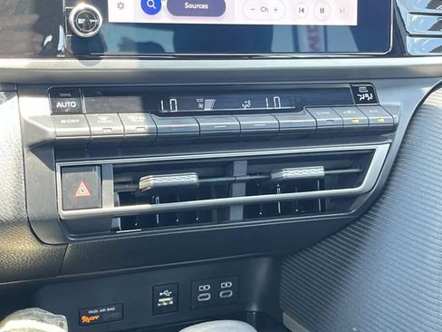 Used 2025 Toyota Camry SE FWD image 32