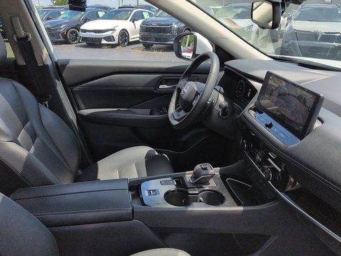 Used 2025 Nissan Rogue SL w/ Tech Package FWD image 7