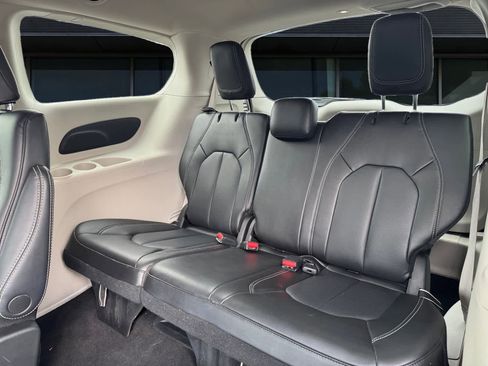 Used 2023 Chrysler Pacifica Touring-L image 16