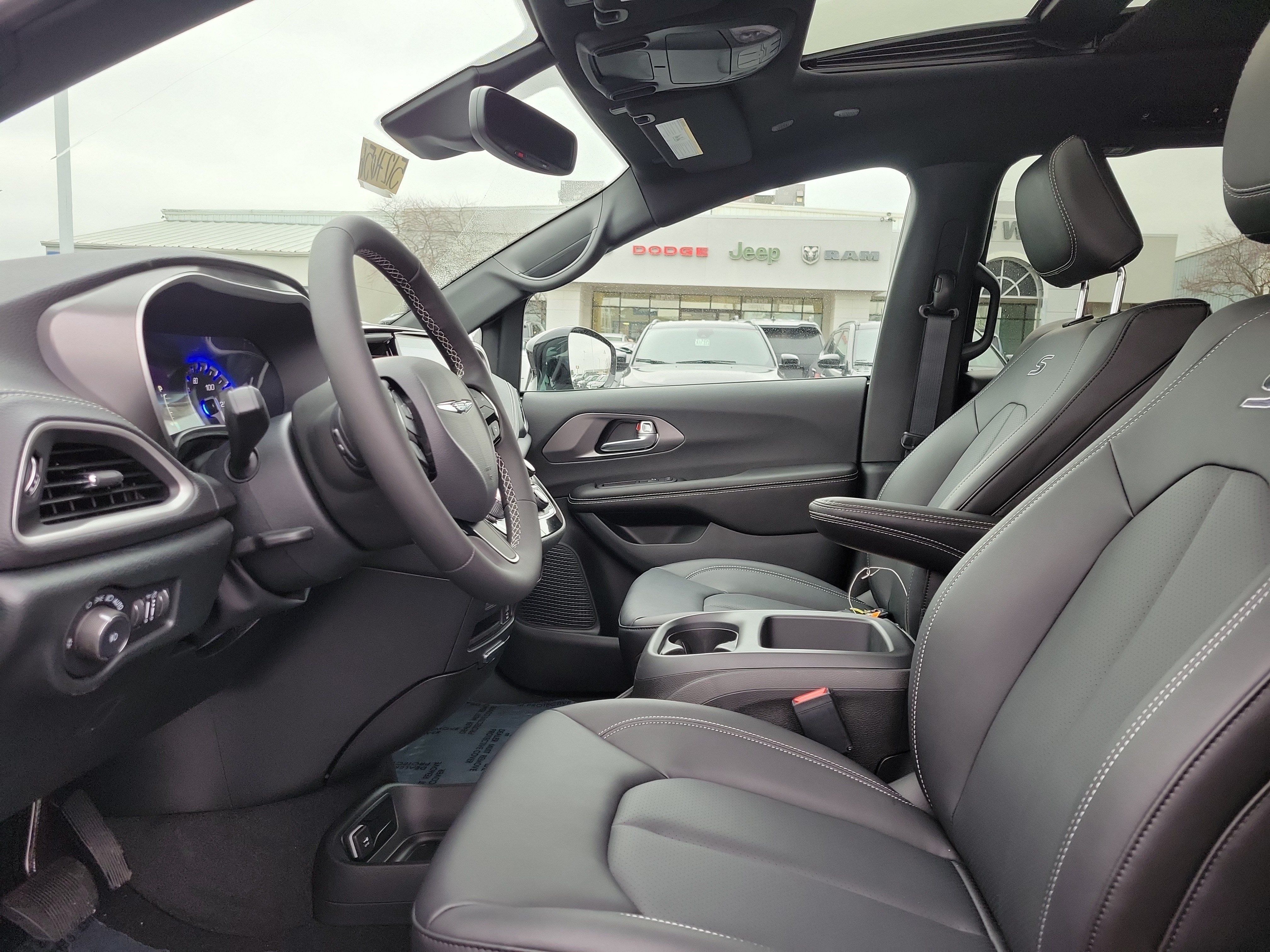 New 2026 Chrysler Pacifica Select FWD image 14
