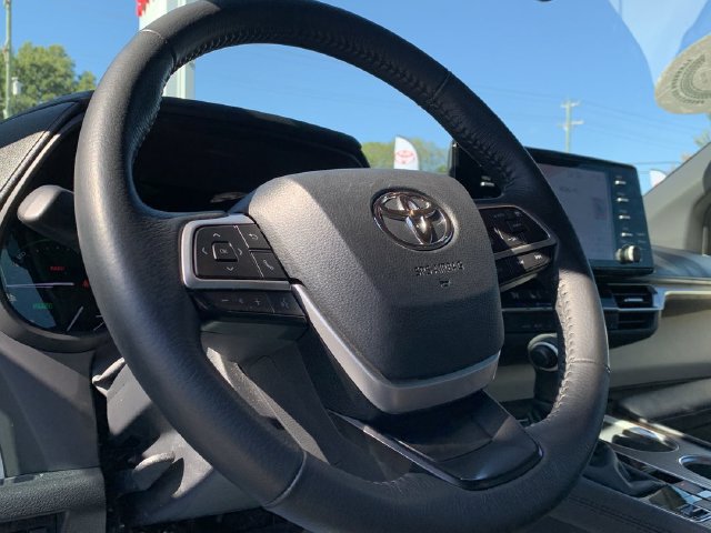 Certified 2024 Toyota Sienna XLE FWD image 19
