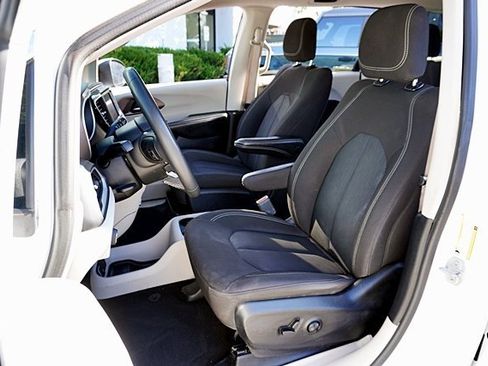 Used 2022 Chrysler Voyager LX image 15