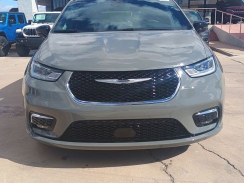 New 2025 Chrysler Pacifica Select image 2