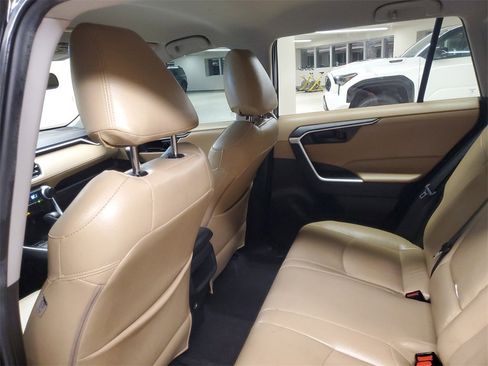 Used 2021 Toyota RAV4 LE image 11