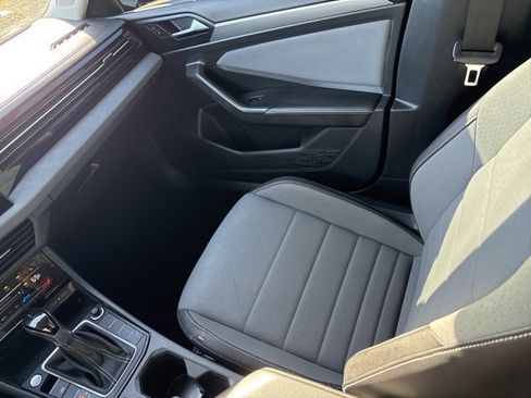 Used 2025 Volkswagen Jetta SE image 16