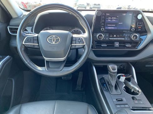 Used 2022 Toyota Highlander XLE image 16