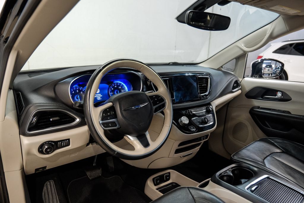 Used 2020 Chrysler Pacifica Limited FWD image 3
