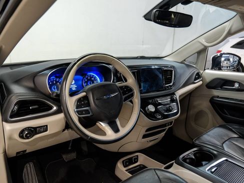 Used 2020 Chrysler Pacifica Limited FWD image 3