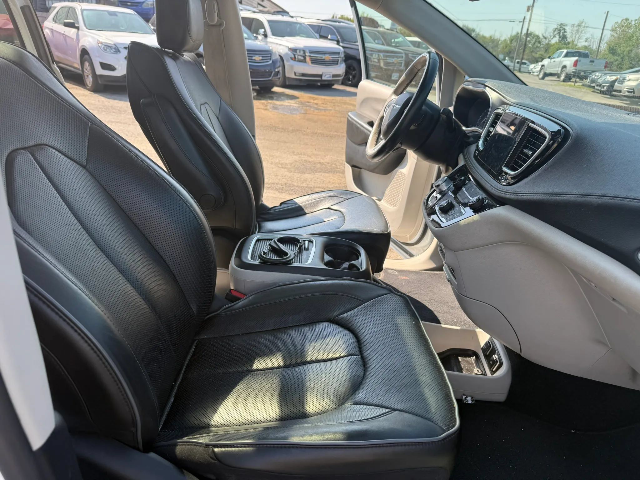 Used 2020 Chrysler Pacifica Limited FWD image 2