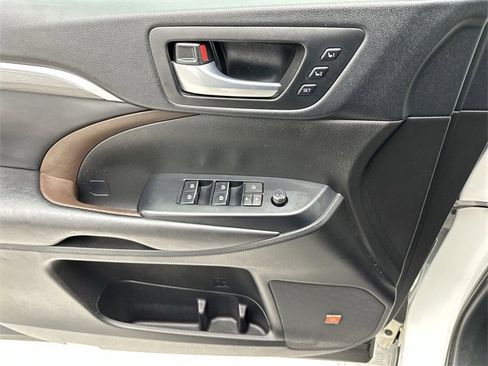 Used 2018 Toyota Highlander Limited image 13