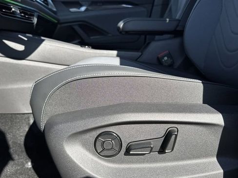 New 2026 Volkswagen Tiguan SE R-Line FWD image 12
