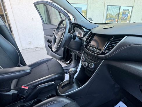 Used 2020 Chevrolet Trax LT w/ LT Convenience Package FWD image 24