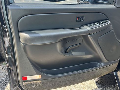 Used 2004 Chevrolet Silverado 2500 LS AWD/4WD image 16