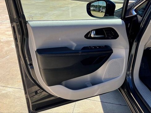 Used 2023 Chrysler Pacifica Limited FWD image 23