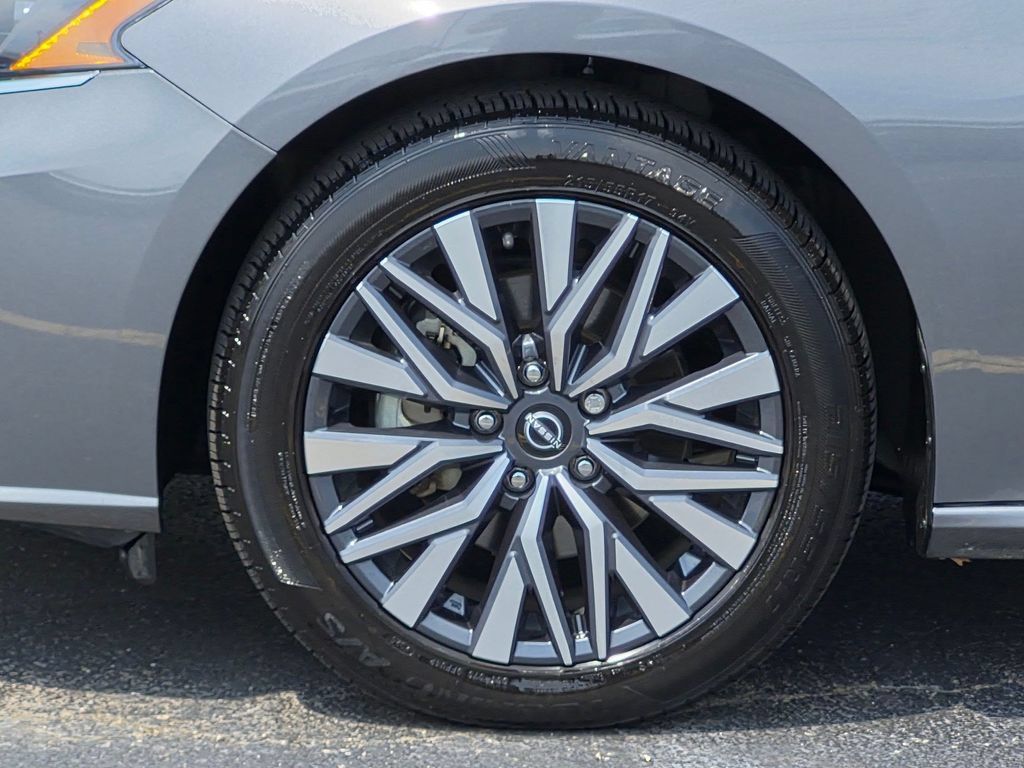 Used 2025 Nissan Altima 2.5 SV FWD image 9