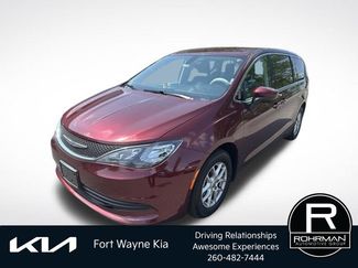 Used 2017 Chrysler Pacifica Touring FWD video 1