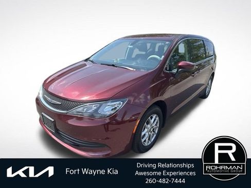 Used 2017 Chrysler Pacifica Touring FWD image 1