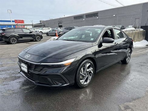 Used 2025 Hyundai Elantra Sport image 8