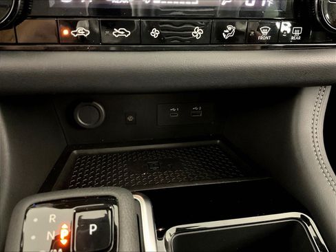 Used 2025 Nissan Pathfinder Platinum AWD/4WD image 16