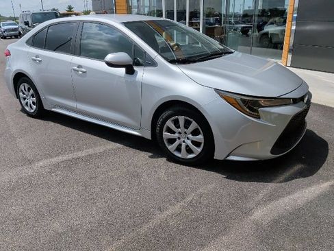 Used 2020 Toyota Corolla LE FWD image 2