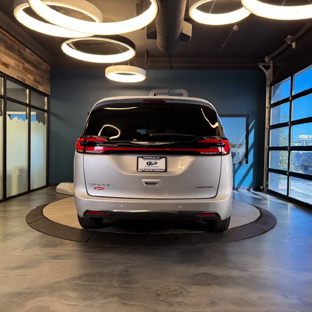 Used 2023 Chrysler Pacifica Limited FWD image 4